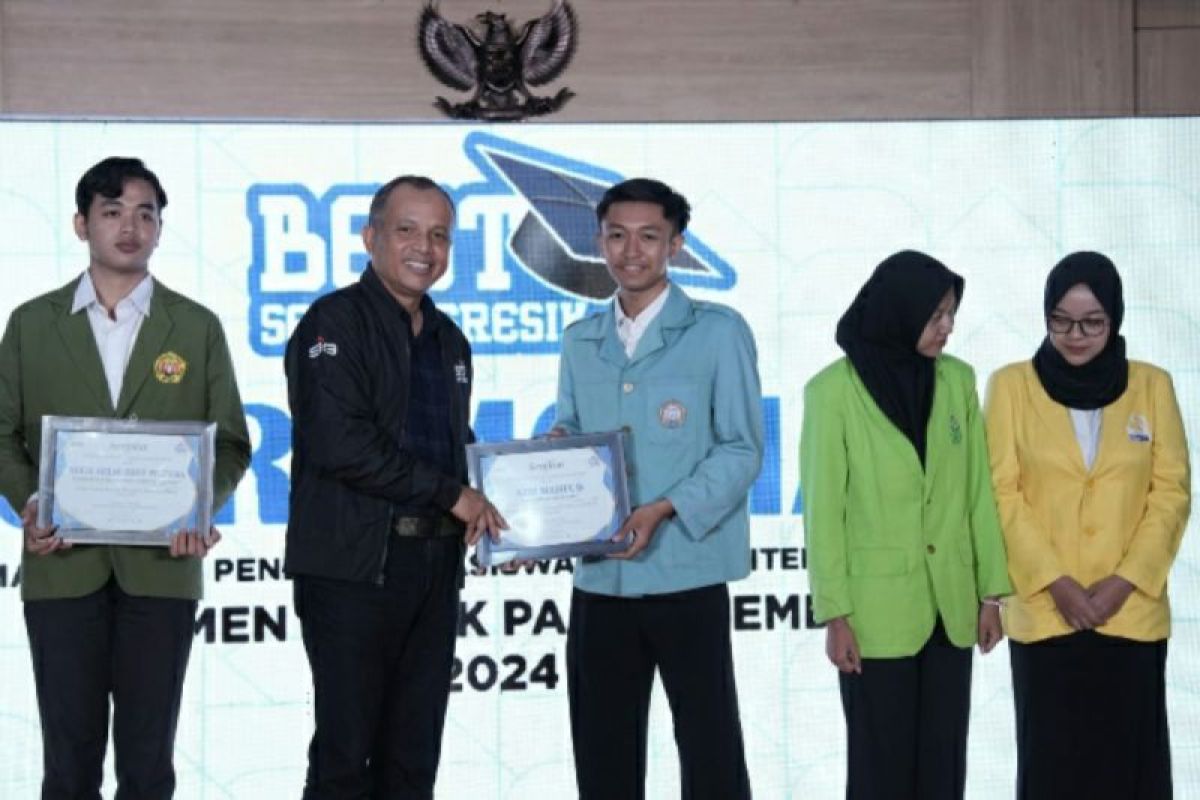 Semen Gresik serahkan 25 Beasiswa Prasejahtera kepada mahasiswa PTN