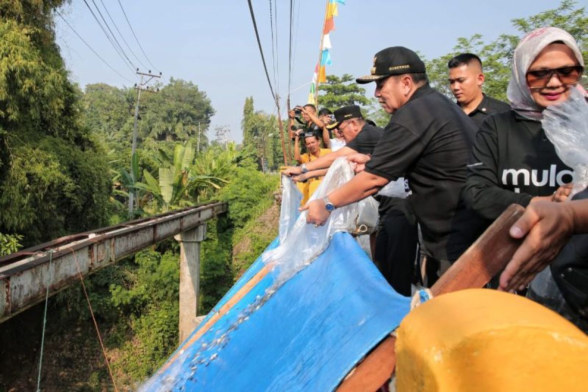 Gubernur lakukan restocking 40 ribu benih ikan di Lampung Utara