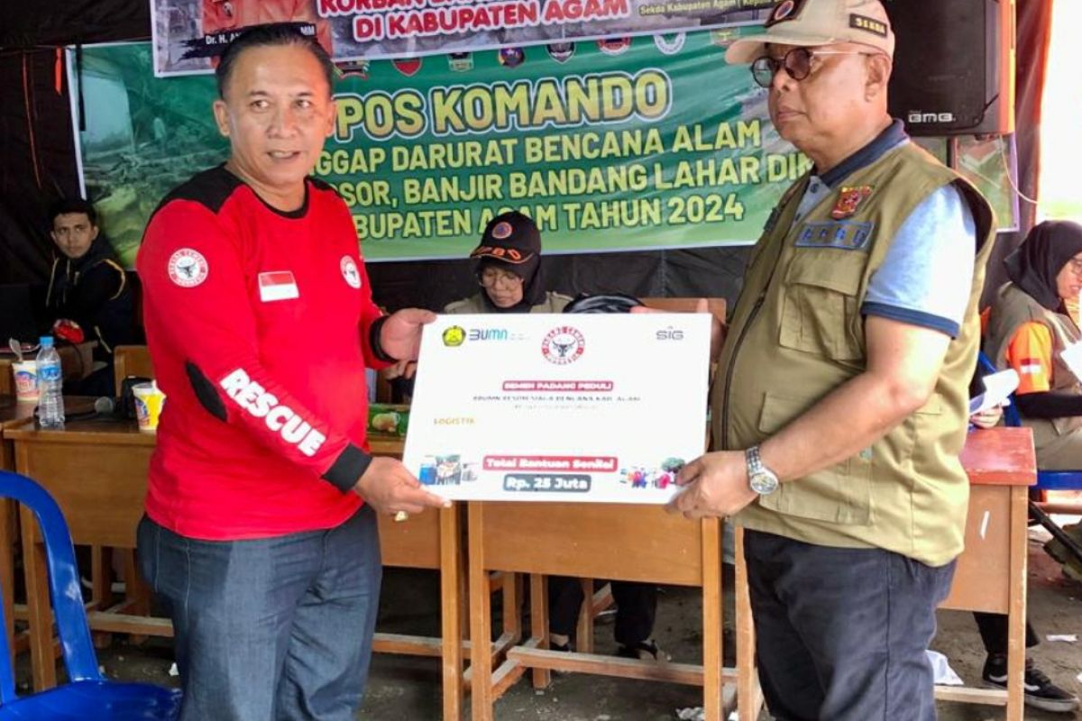 Semen Padang serahkan bantuan logistik ke korban banjir bandang