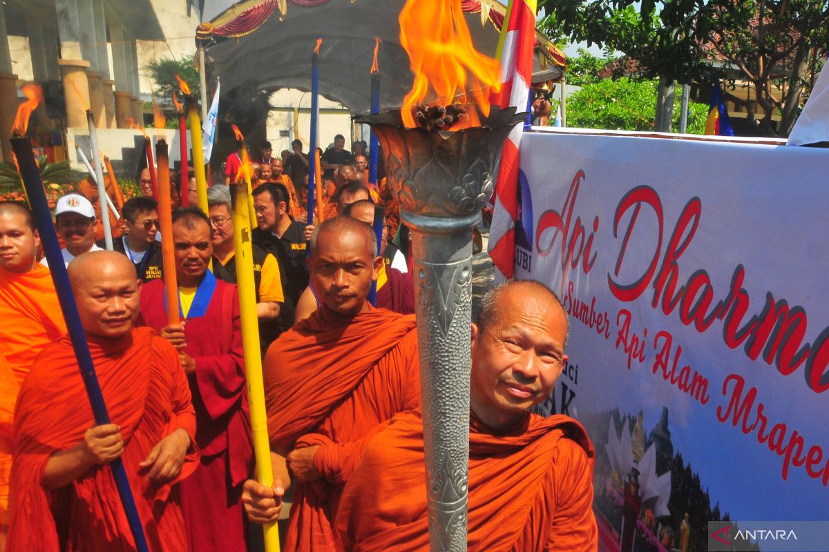 Bhikkhu Buddha upacara mengambil Api Dharma Waisak Mrapen, Jateng