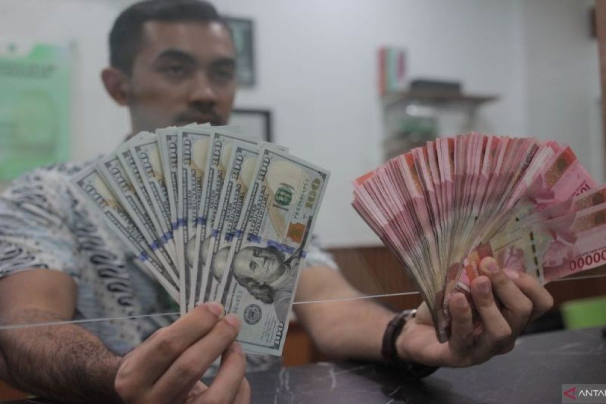 Nilai tukar rupiah melemah setelah pernyataan pejabat Fed yang hawkish