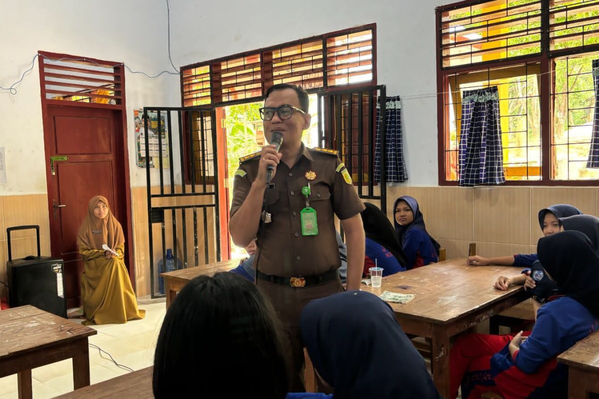 Kejati Sultra edukasi pelajar tentang UU ITE dan bahaya narkoba