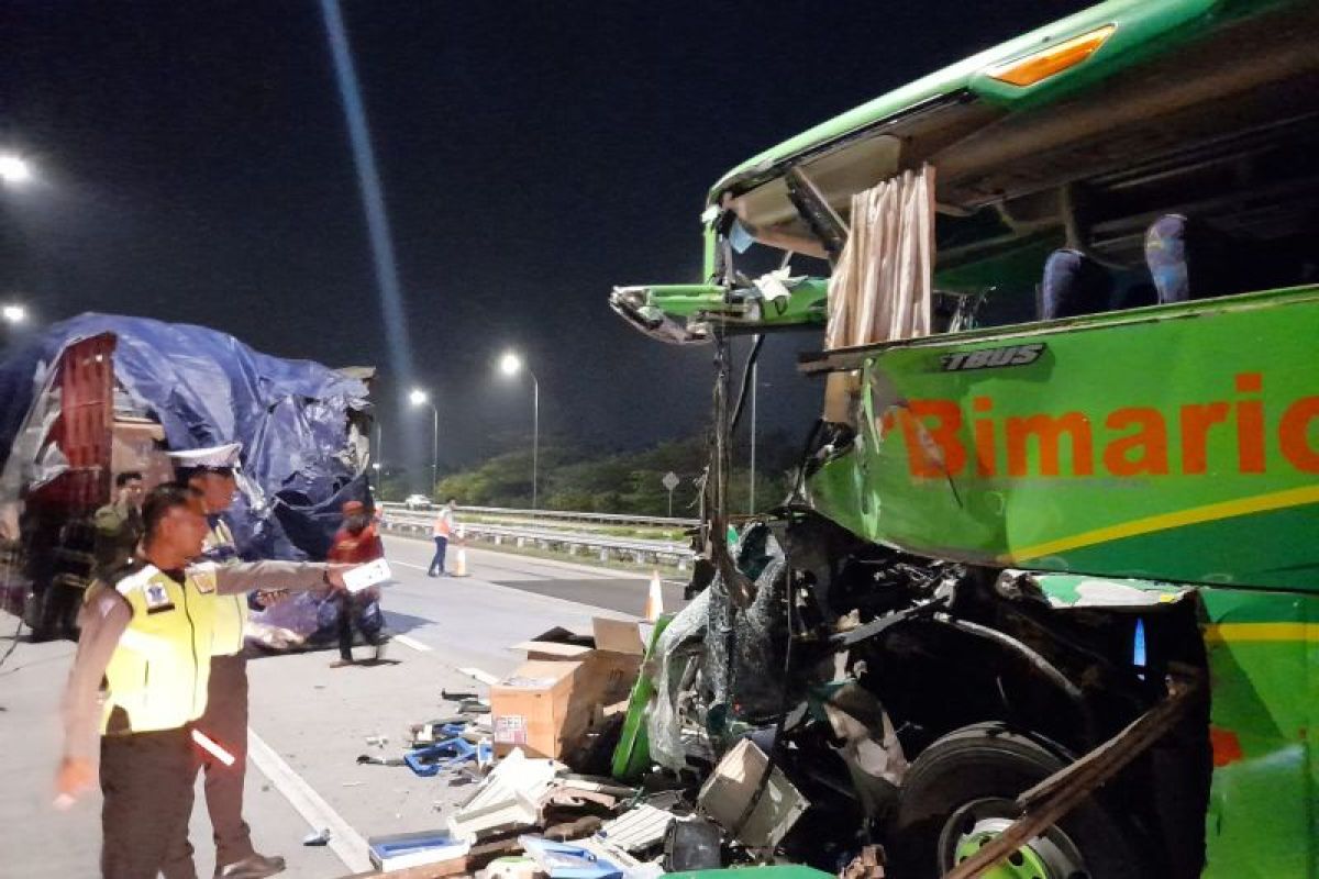 Dua meninggal dalam kecelakaan bus pariwisata di Tol Jombang