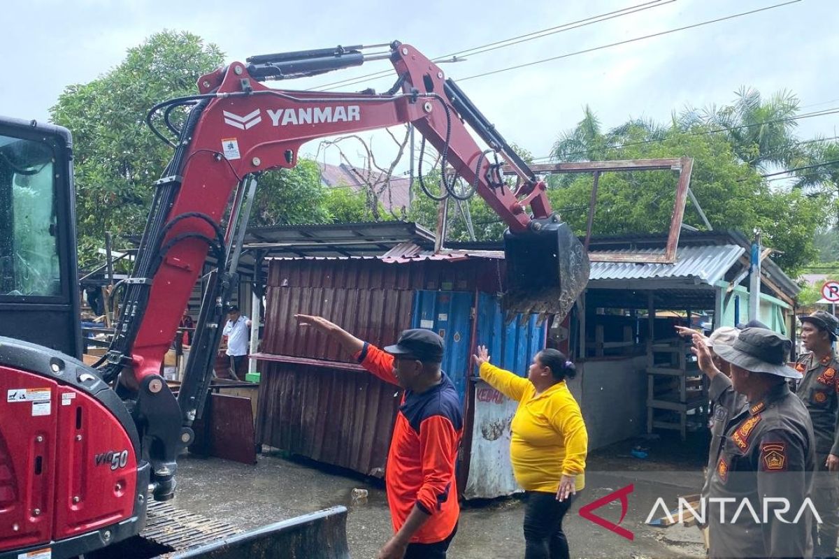 Pemkot Kendari bongkar 137 lapak pedagang yang langgar RTH