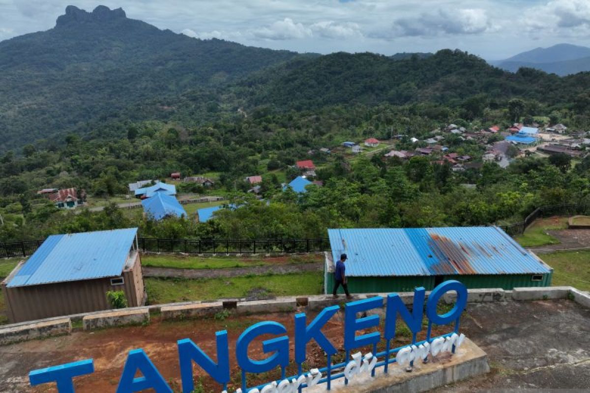 Wisata tangkeno negeri di awan Pulau Kabaena