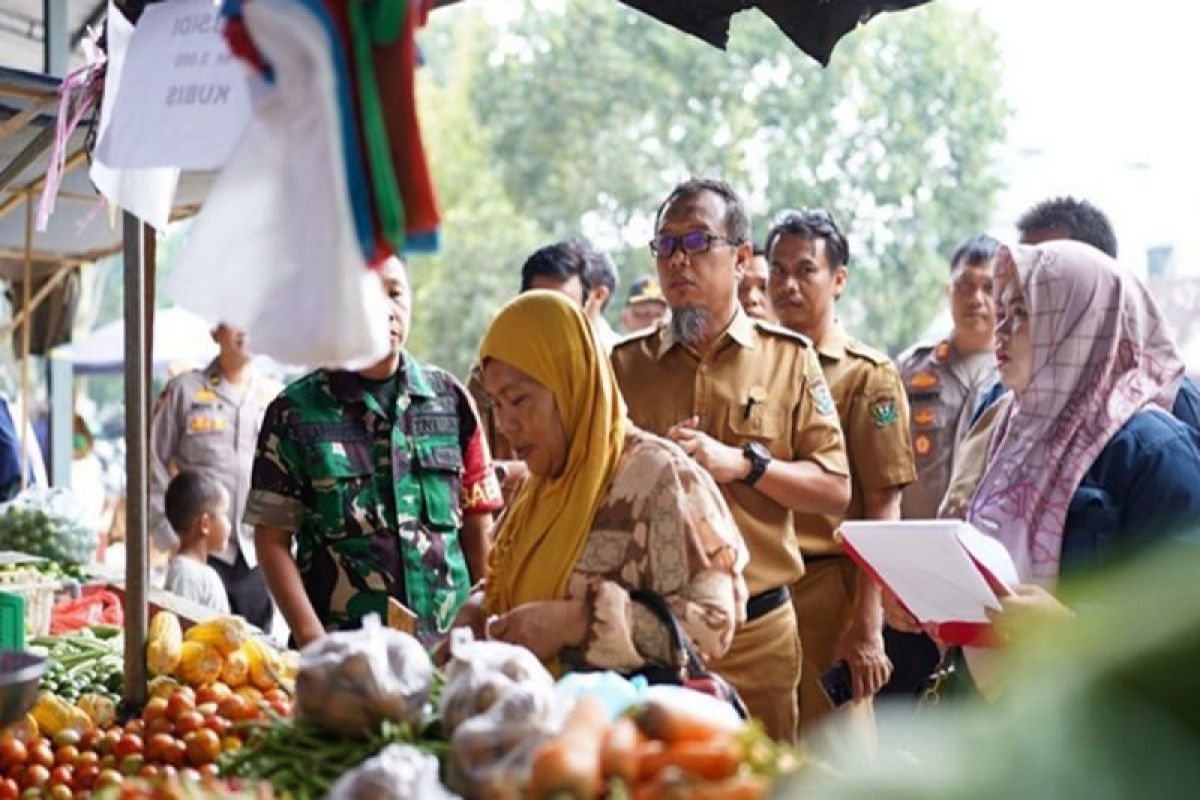 Pemkab Muara Enim terus gelar operasi pasar murah sembako