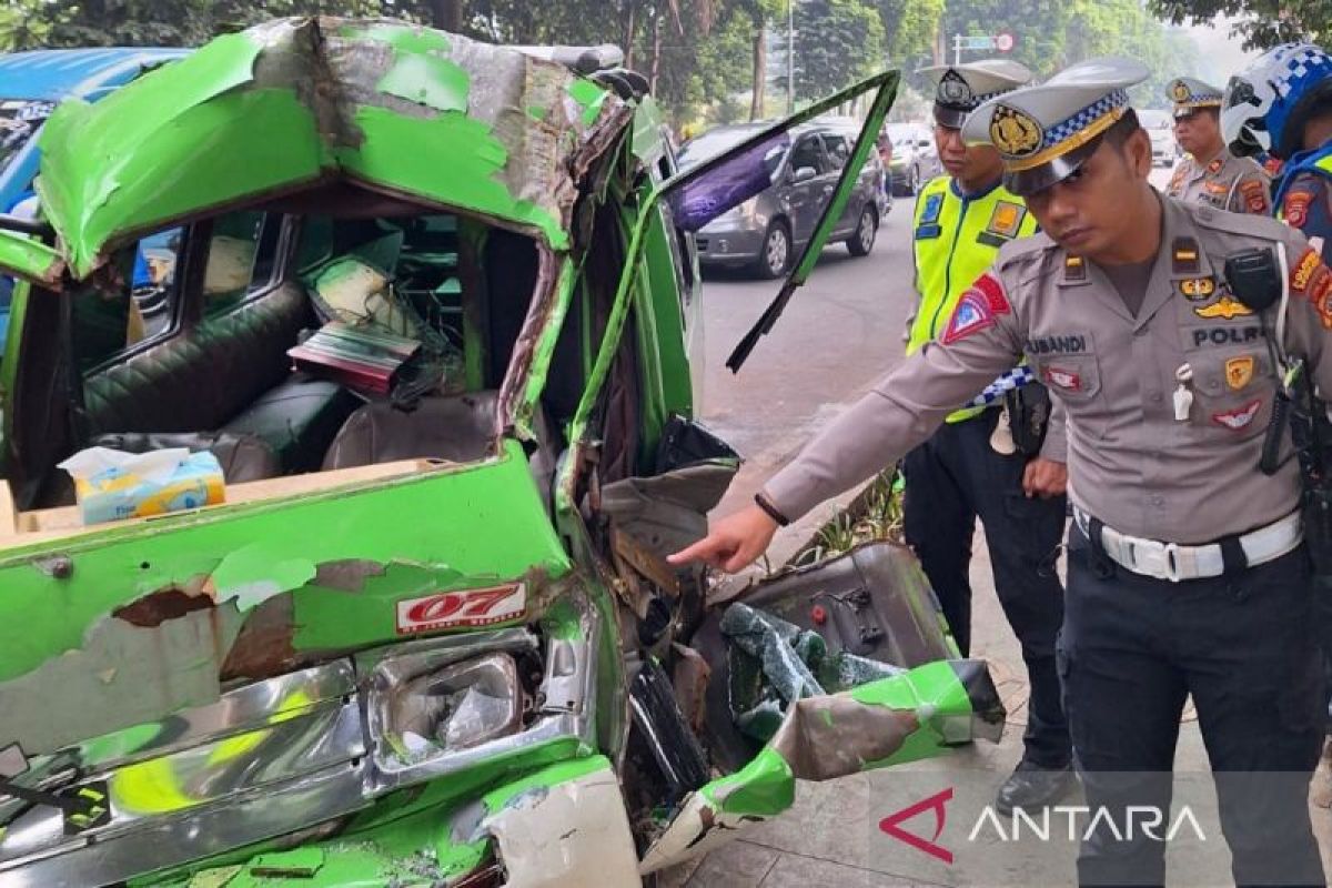 Polisi evakuasi angkot kecelakaan di Bogor