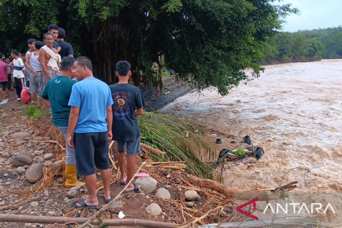 Dua mobil hanyut terseret banjir bandang di OKU