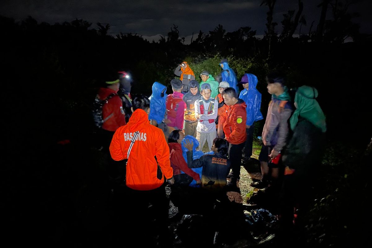 Basarnas mengevakuasi pendaki perempuan dari Gunung Bawakaraeng