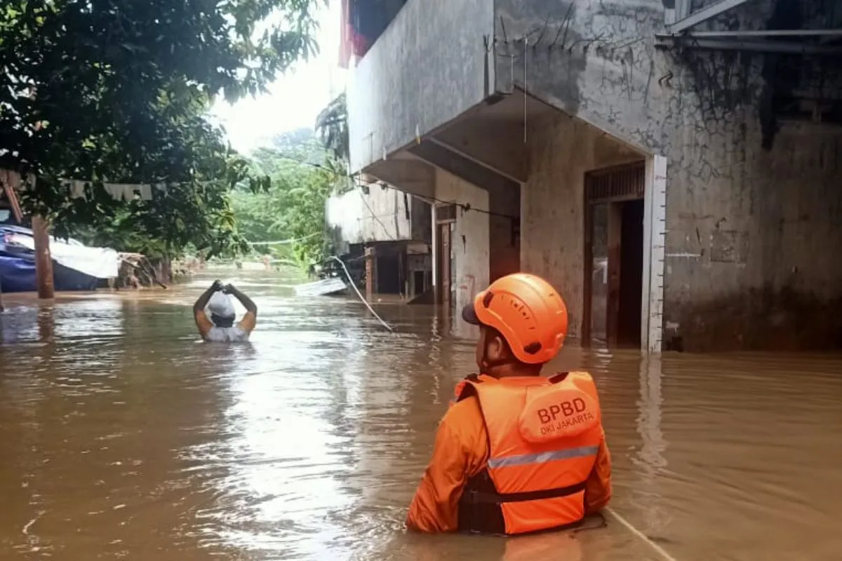 BPBD DKI sebut sebanyak 17 KK di Jaktim ngungsi akibat Kali Ciliwung meluap