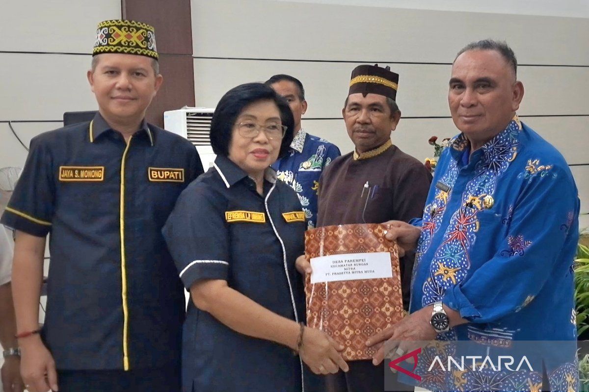 Bupati Gumas serahkan SK penetapan plasma sawit dua perusahaan