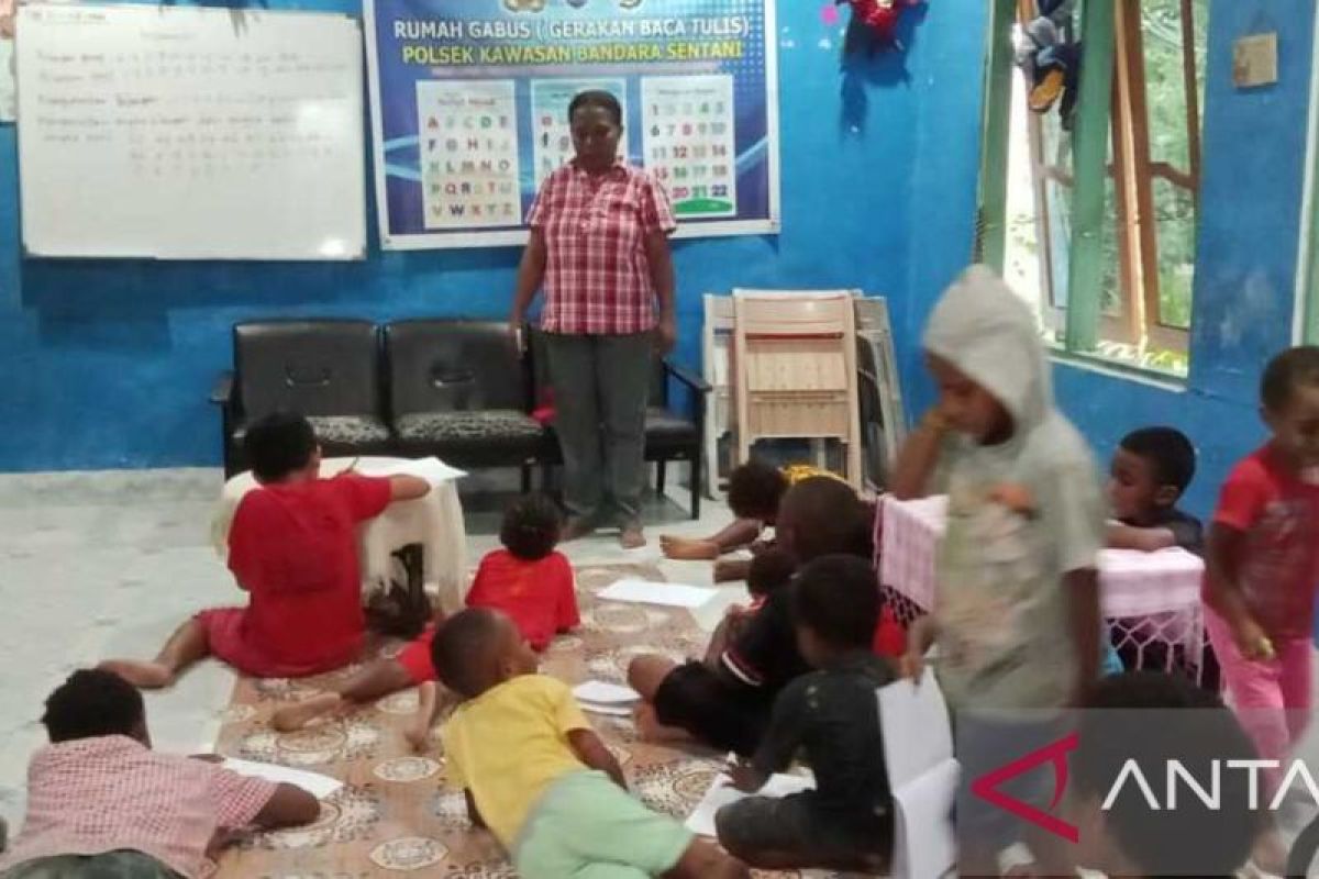 Polres Jayapura ajar anak SD manfaatkan kertas bekas