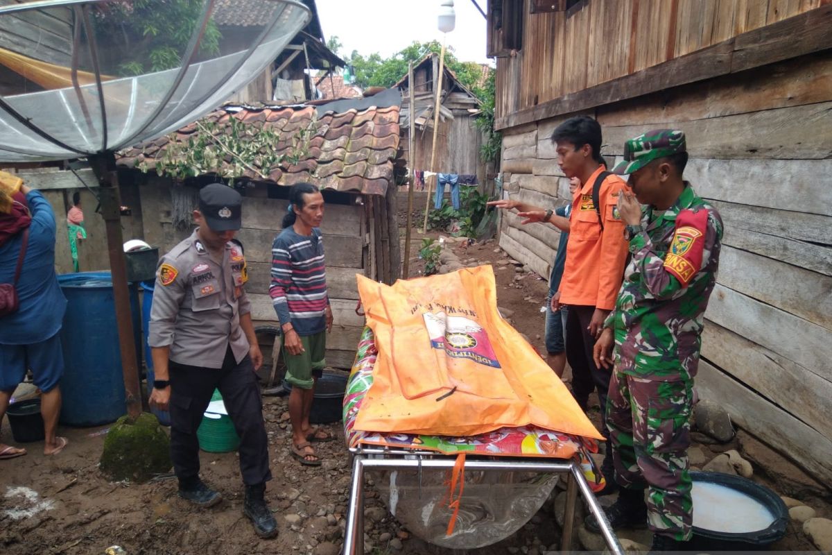 Tim SAR evakuasi jasad korban longsor  di Kabupaten OKU