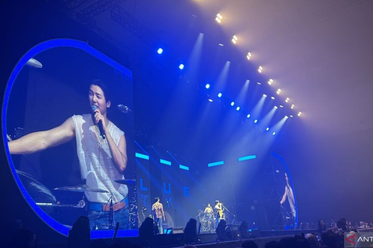 CNBLUE saat konser adu suit dengan fans