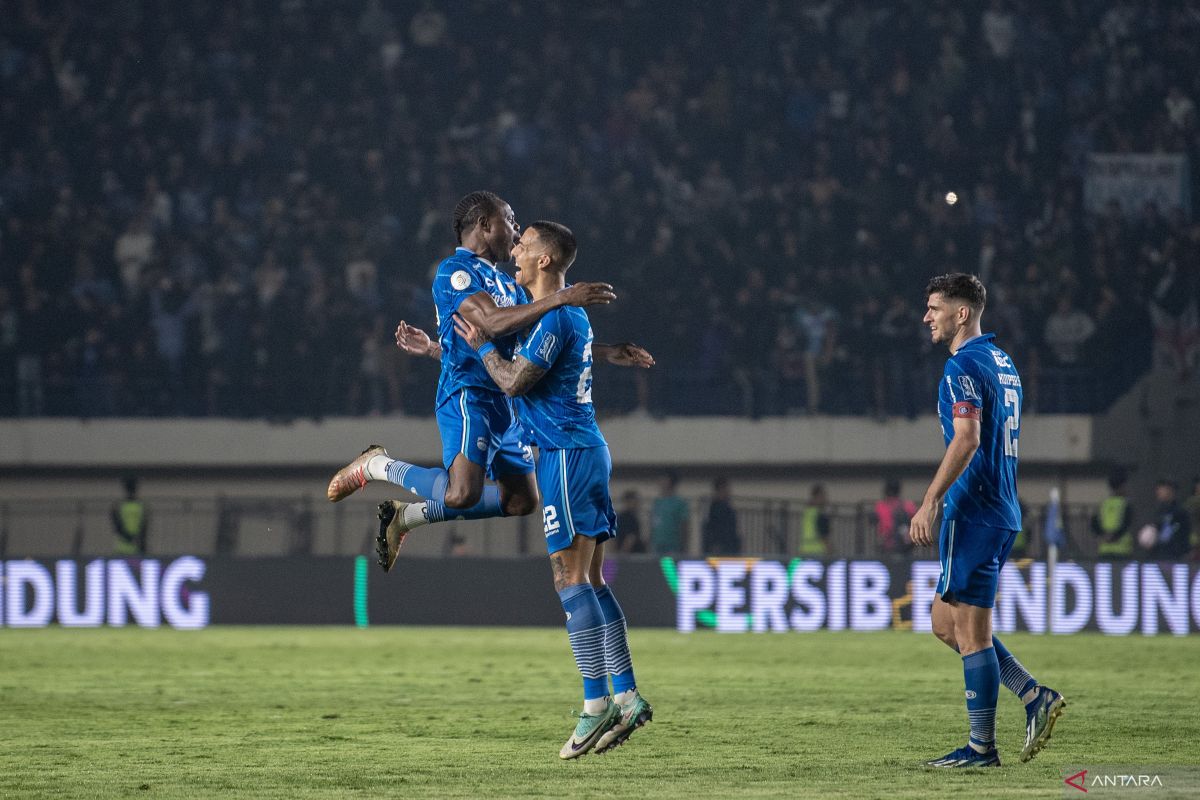 Liga 1: Persib Bandung genggam satu tangan trofi