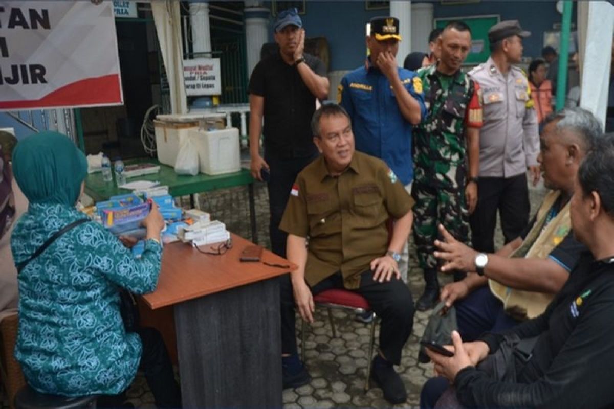 Penjabat Bupati Muaraenim tinjau dapur umum di lokasi banjir Lawang Kidul