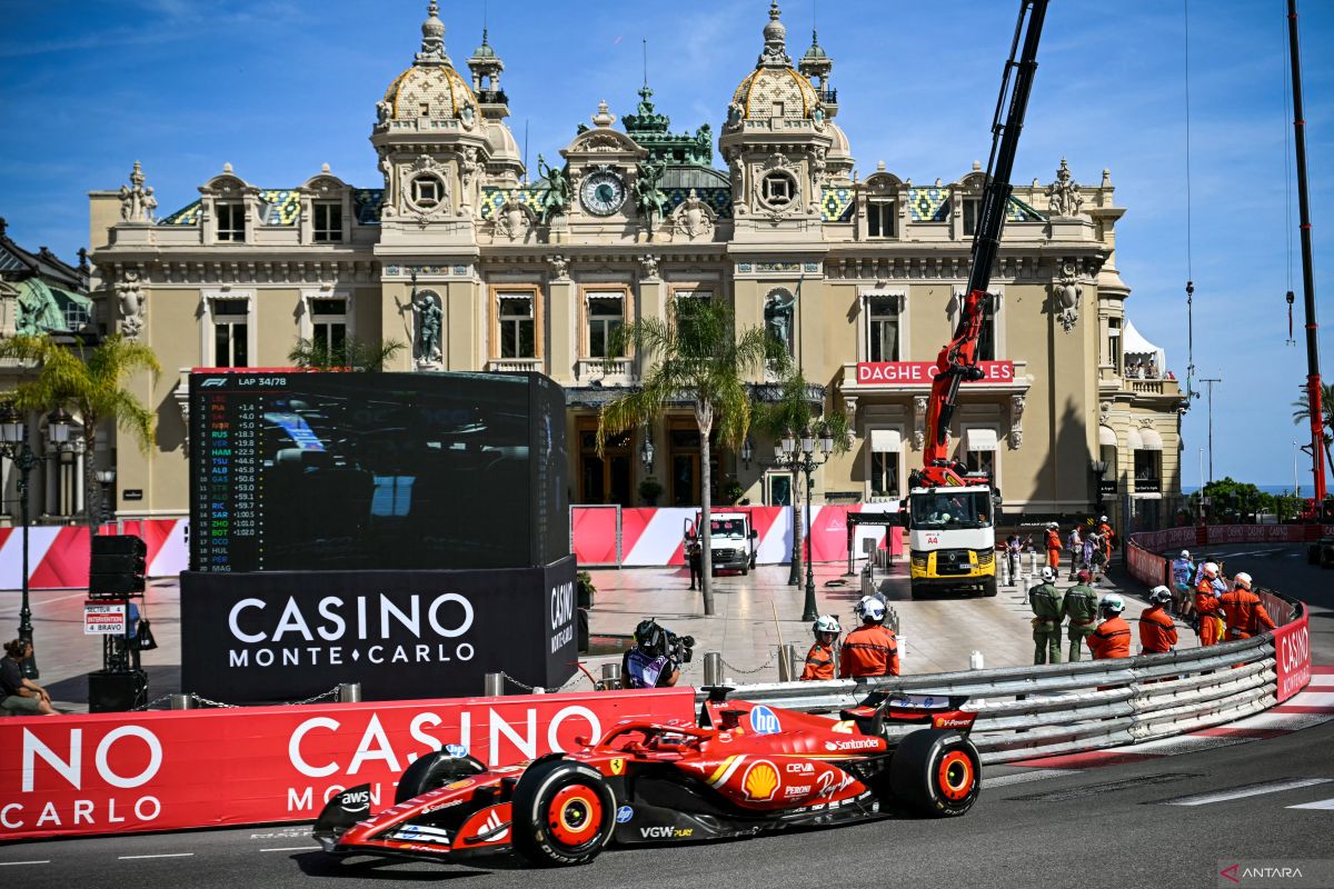 Charles Lecrerc pangkas poin dari Verstappen di puncak klasemen