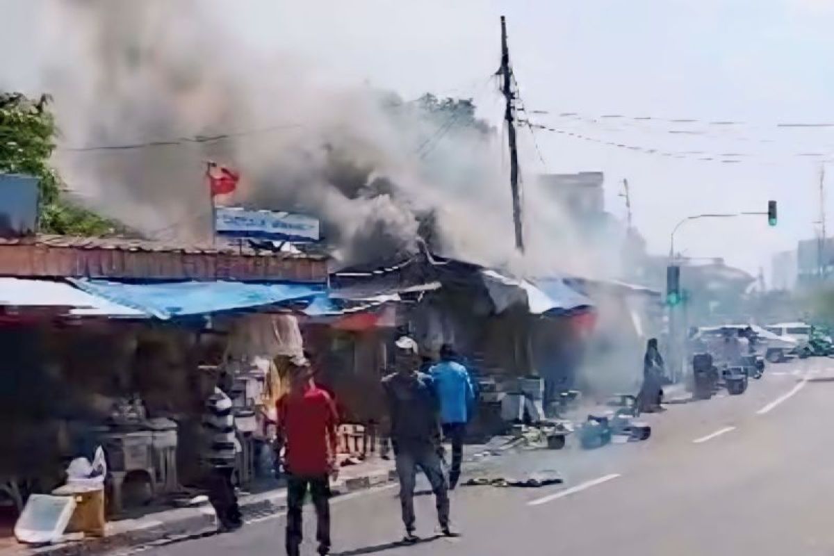 Empat toko di Rawamangun terbakar diduga akibat kebocoran gas