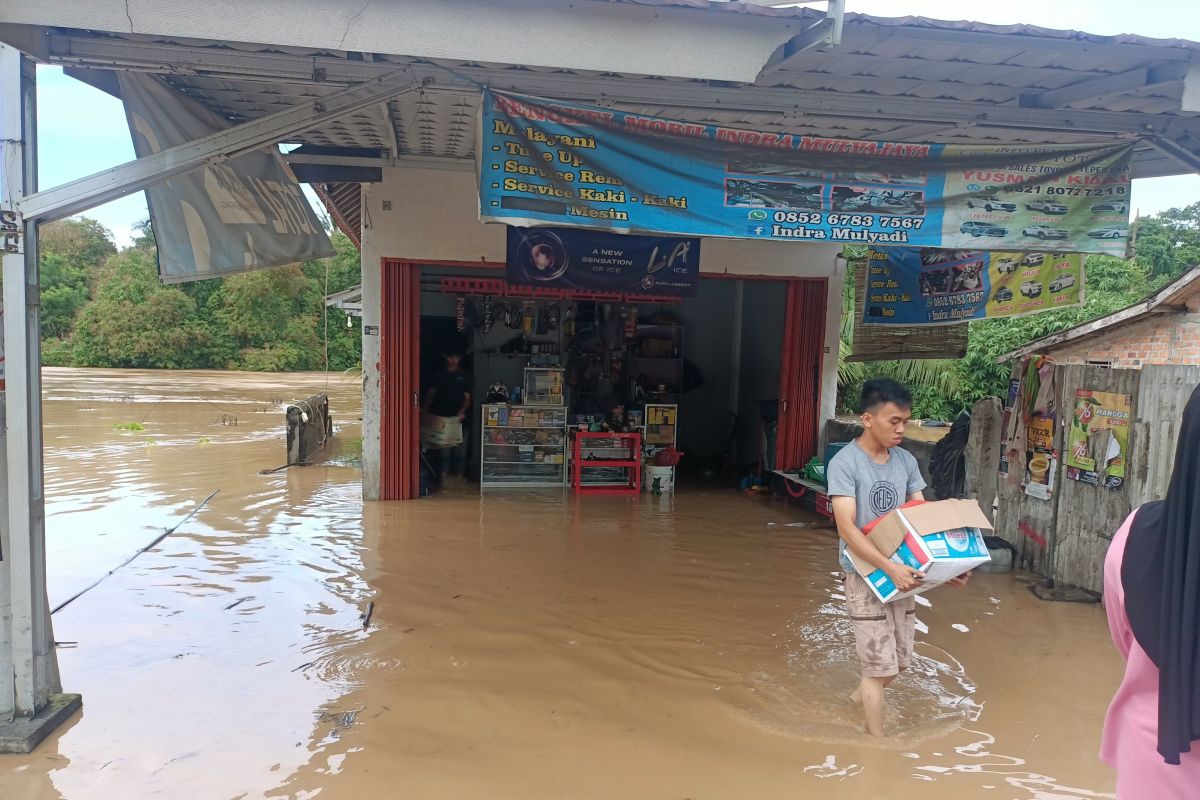 PLN Baturaja Sumsel pulihkan jaringan listrik pasca-banjir