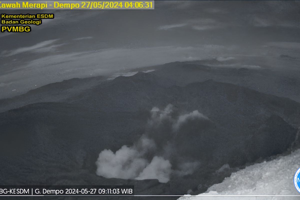 Gunung Dempo hembuskan material erupsi kurang lebih 300 meter