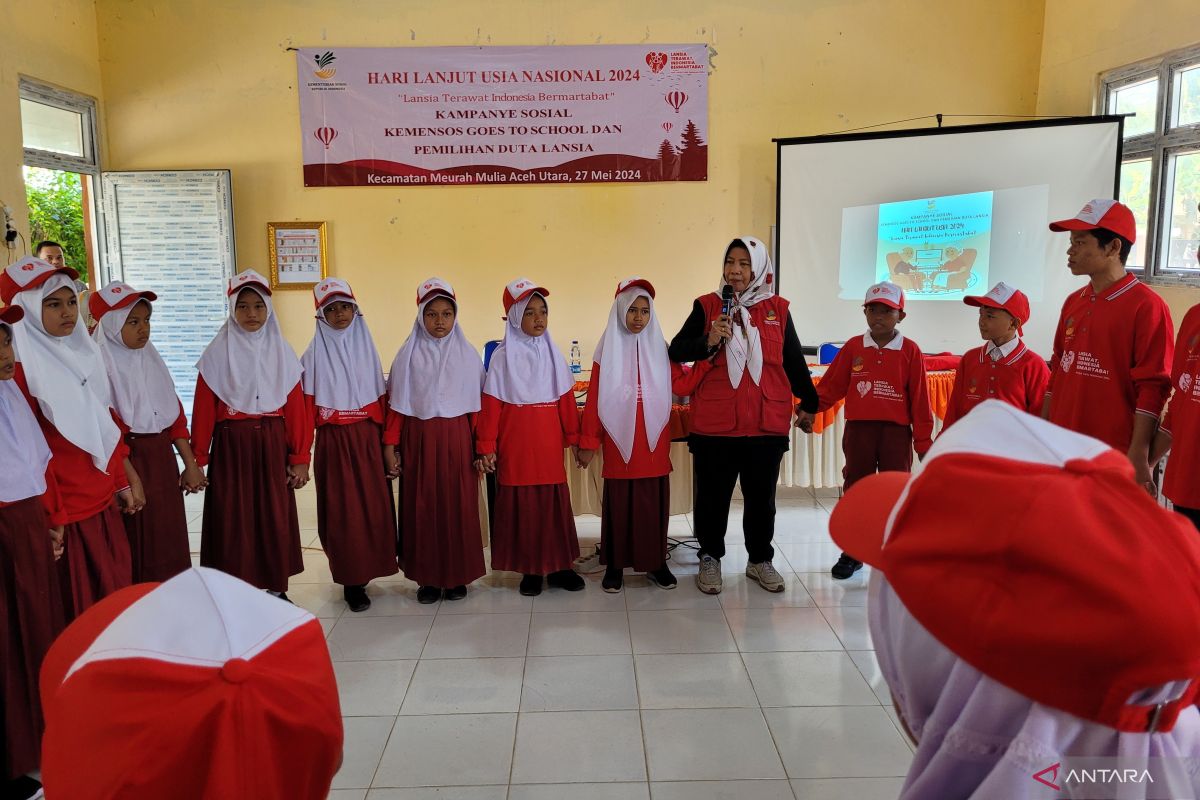 Pemerintah mengajak anak Indonesia peduli lansia melalui "Kemensos Goes to School"