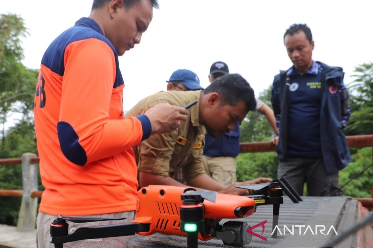 BNPB tidak temukan batuan besar padatiga aliran sungai Gunung Marapi