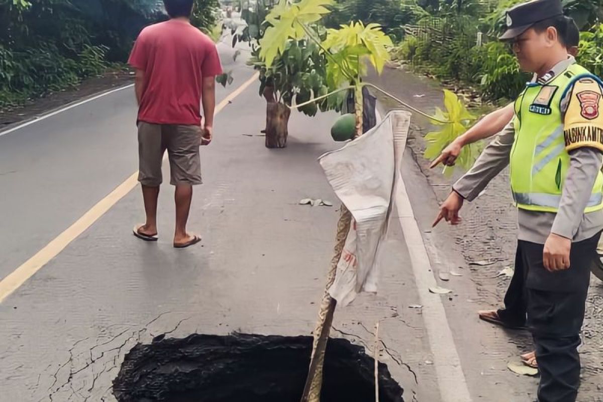 Ruas jalan lintas sumatera di OKU amblas, membentuk lubang berdiameter dua meter