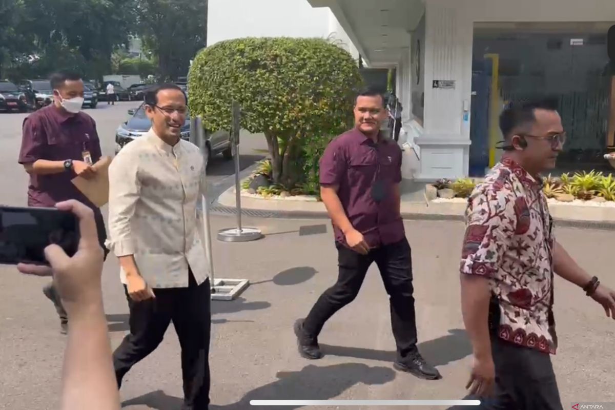 Jokowi panggil Mendilbudristek Nadiem Makarim bahas kenaikan UKT