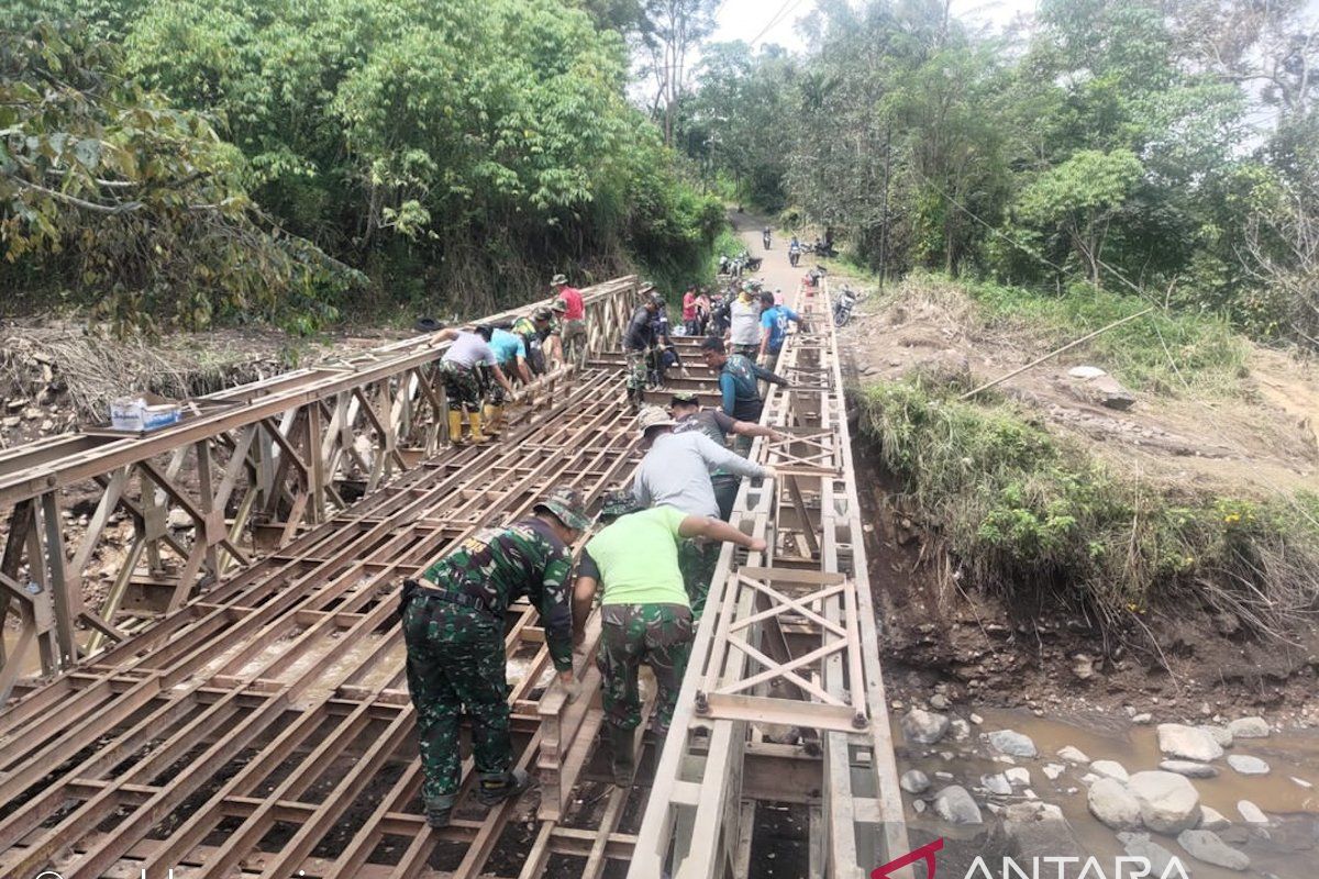 TNI bangun jembatan permudah bantu korban banjir lahar Gunung Marapi