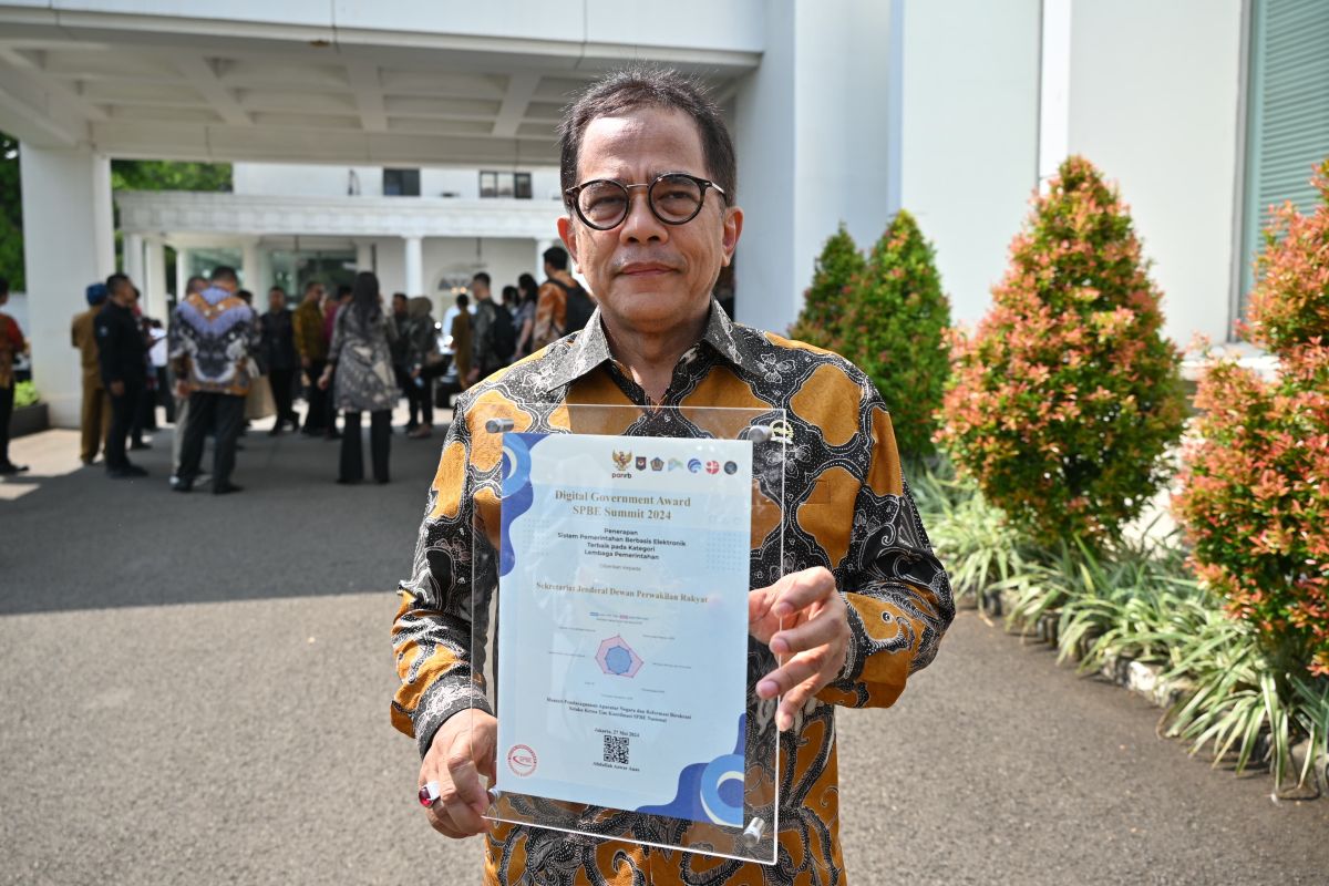 Setjen DPR terima penghargaan Digital Government Award 