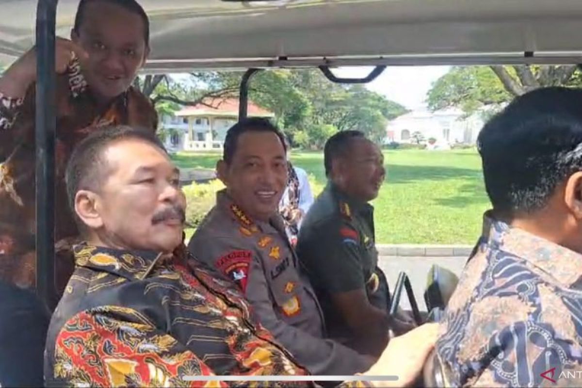 Jaksa Agung dan Kapolri tampil mesra di tengah isu penguntitan jampidsus