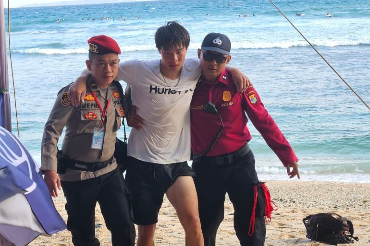 Terkena sirip ikan, petugas beri pertolongan pertama pada atlet surfing asal Jepang