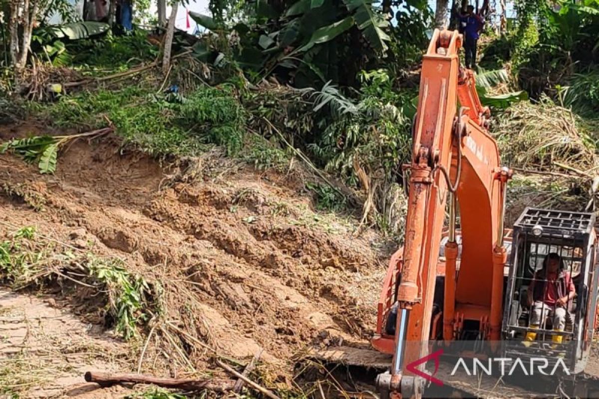 Pemkab OKU kerahkan alat berat untuk bersihkan material banjir dan longsor