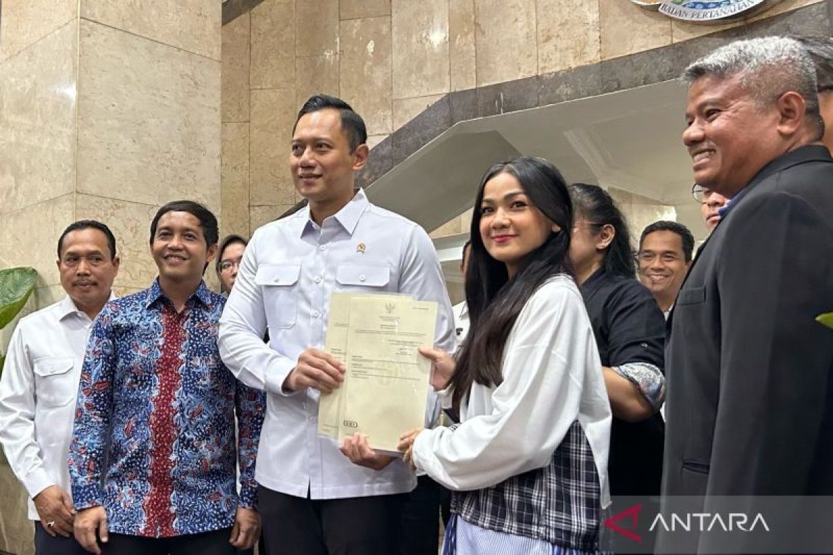 Menteri ATR/BPN Agus Harimurti Yudhoyono serahkan dua sertifikat tanah kepada Nirina Zubir