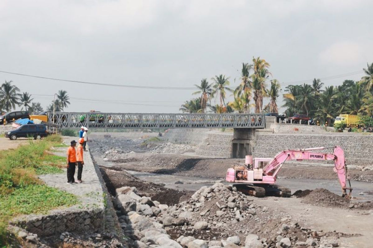 Jembatan Kloposawit yang rusak akibat lahar dingin Semeru tuntas diperbaiki