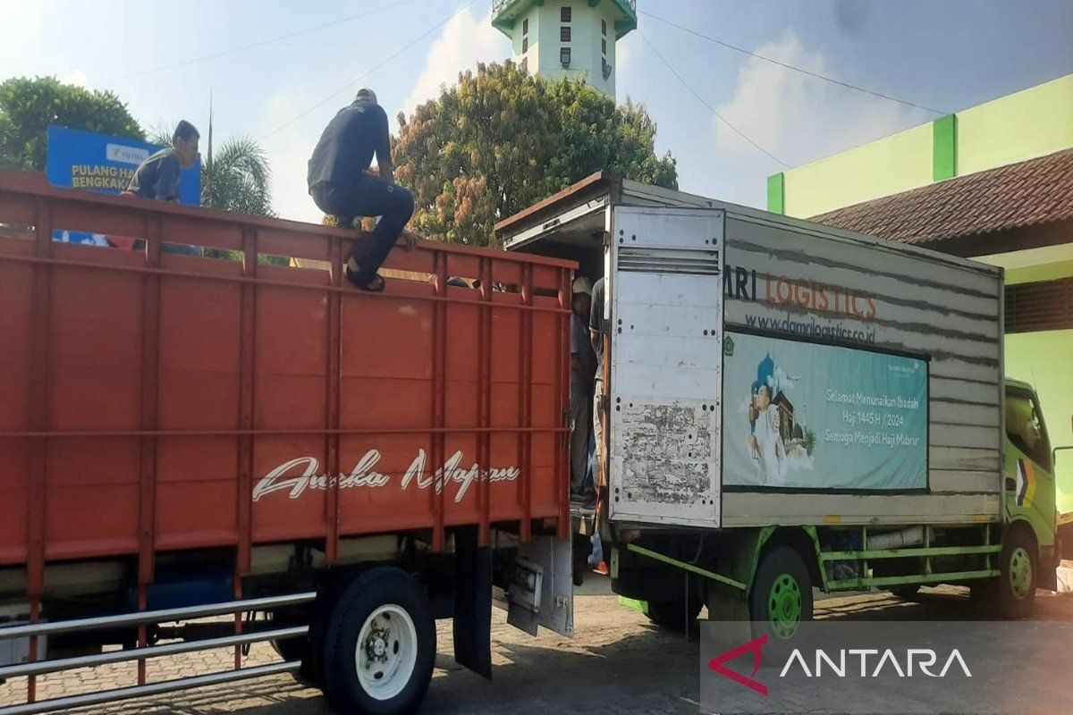 PPIH Embarkasi Solo mulai terima pasokan air zam zam dari Tanah Suci