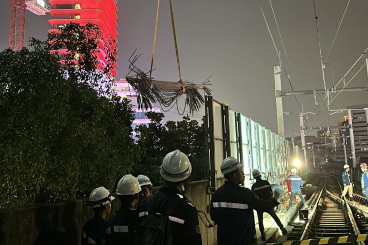 Bagian depan kereta MRT sempat kena besi crane jatuh