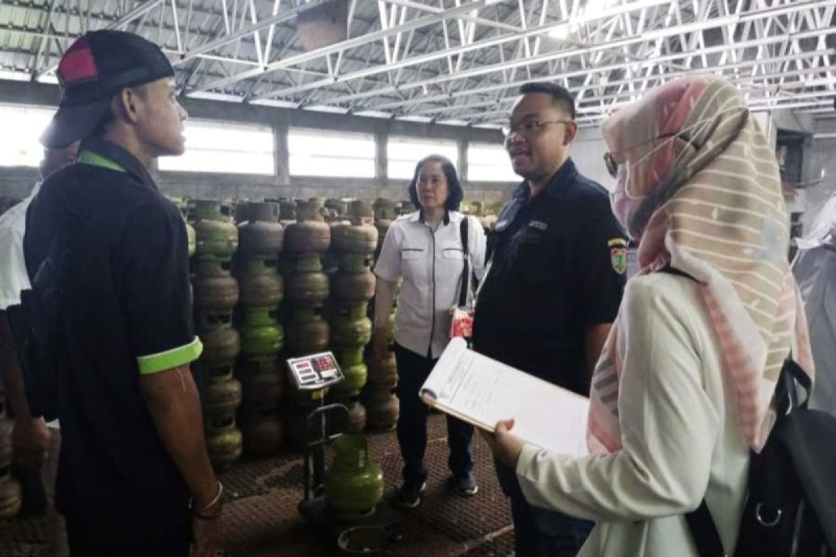 Disdagperin Kalteng sidak dan ukur berat tabung gas elpiji tiga kilogram