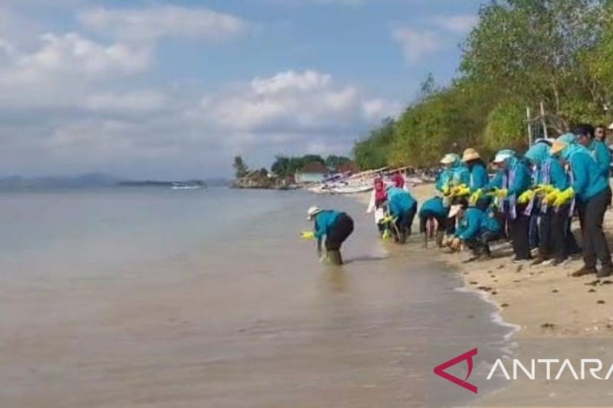 Ibu Negara lepas ratusan tukik di Pantai Elak-Elak Lombok Barat