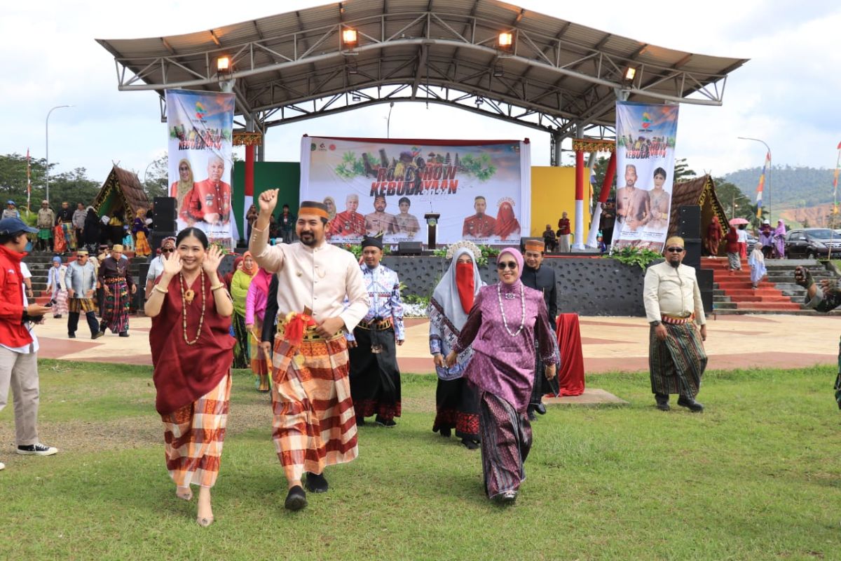 Roadshow Budaya 2024 dongkrak pendapatan UMKM Lutim