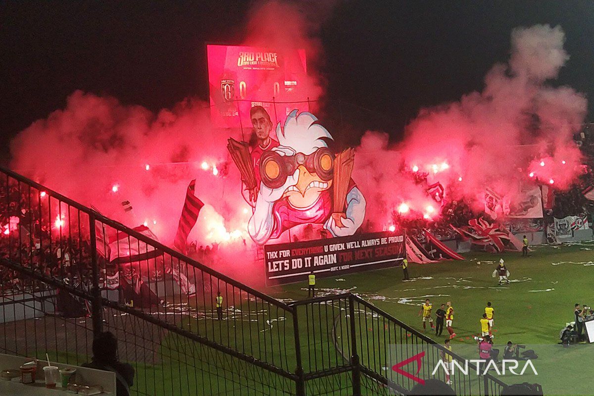 Bali United didenda Rp250 juta akibat suporter nyalakan flare