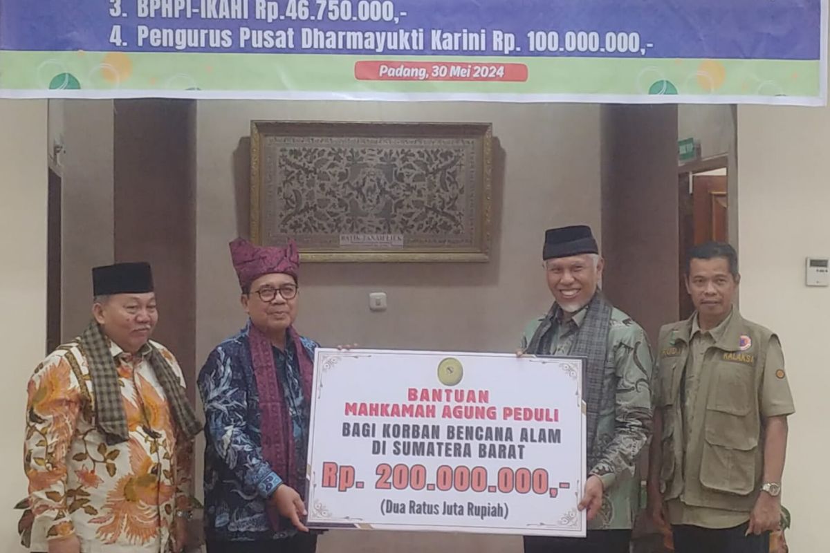 Mahkamah Agung peduli serahkan bantuan untuk korban bencana di Sumbar