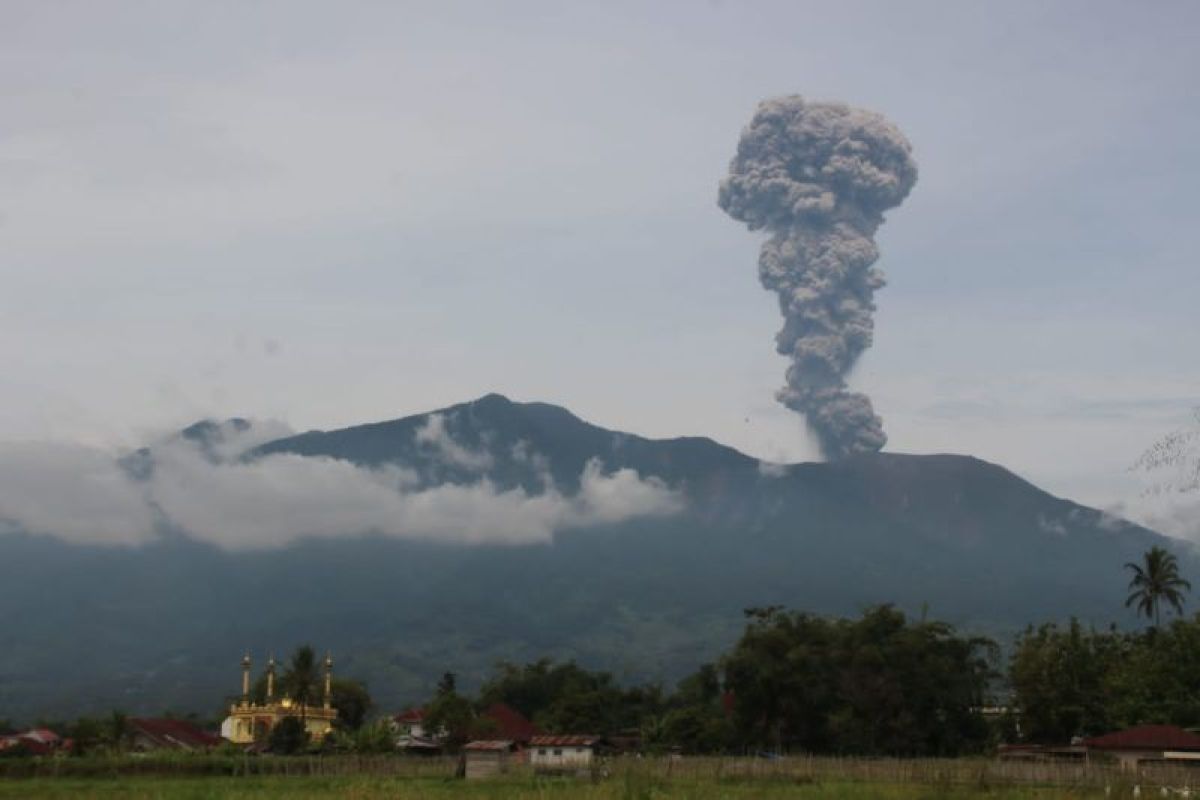 Gunung Marapi di Sumbar kembali erupsi Kamis siang, ini