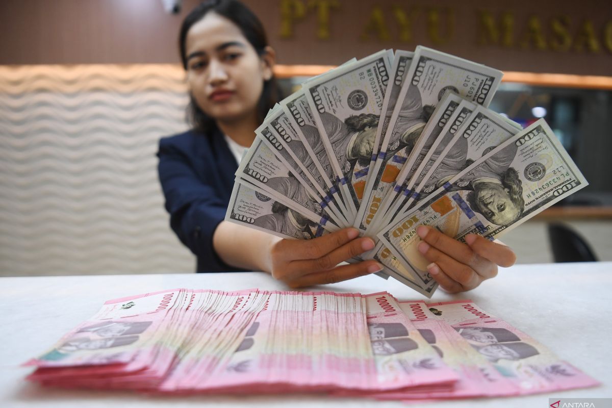 Kurs rupiah merosot 12 poin jadi Rp16.303/dolar AS