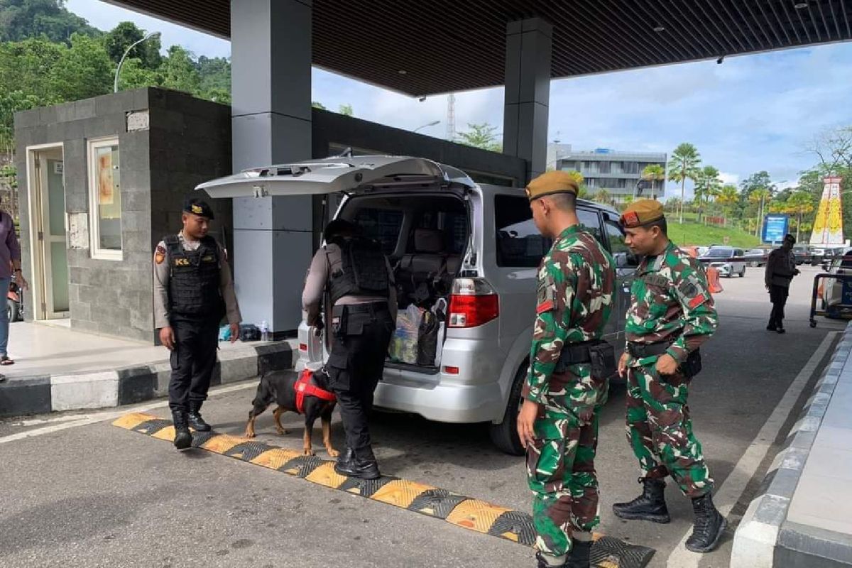 TNI dan Brimob turunkan anjing pelacak awasi pintu batas RI-Malaysia