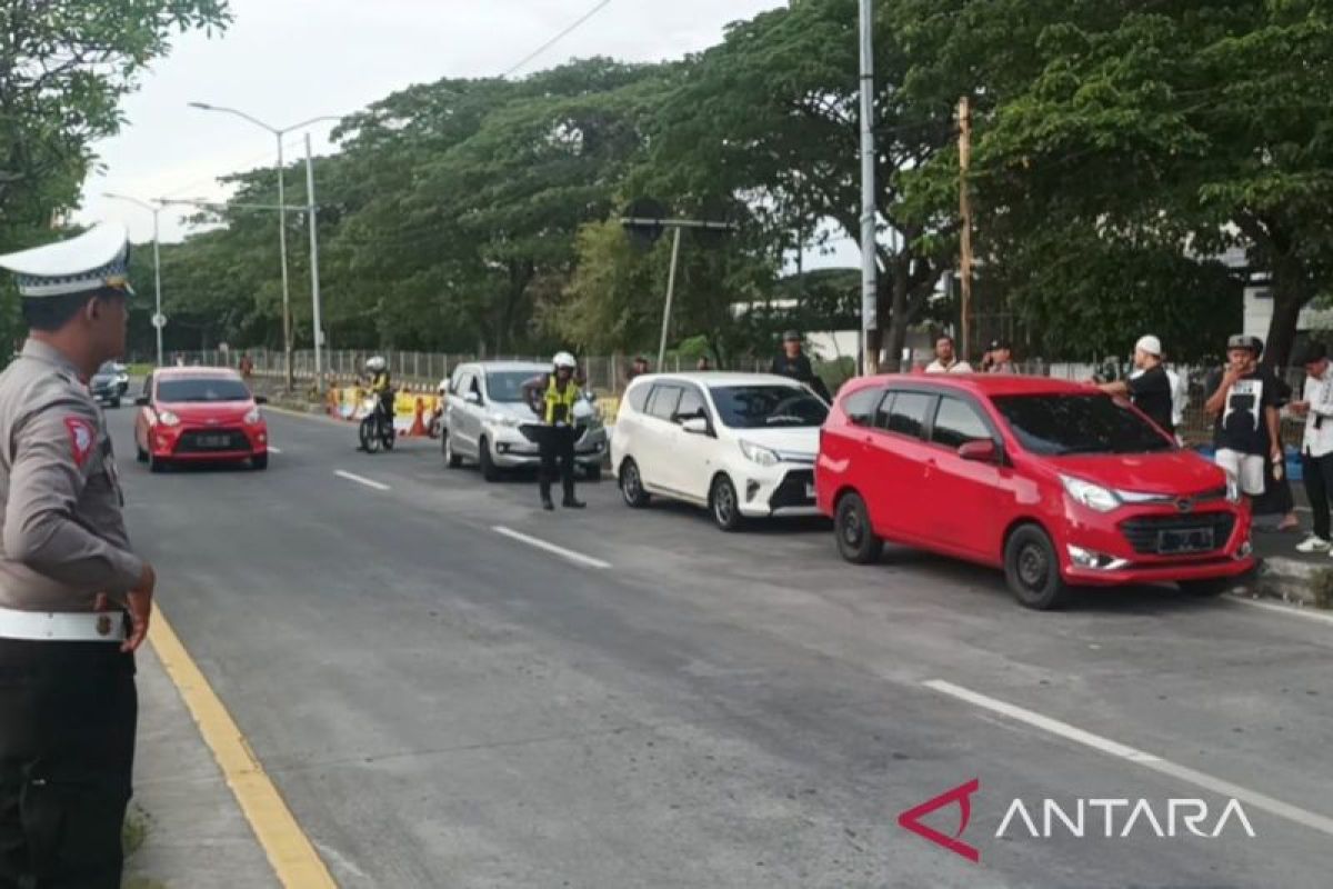 Polisi halau suporter Persib di perbatasan Madura