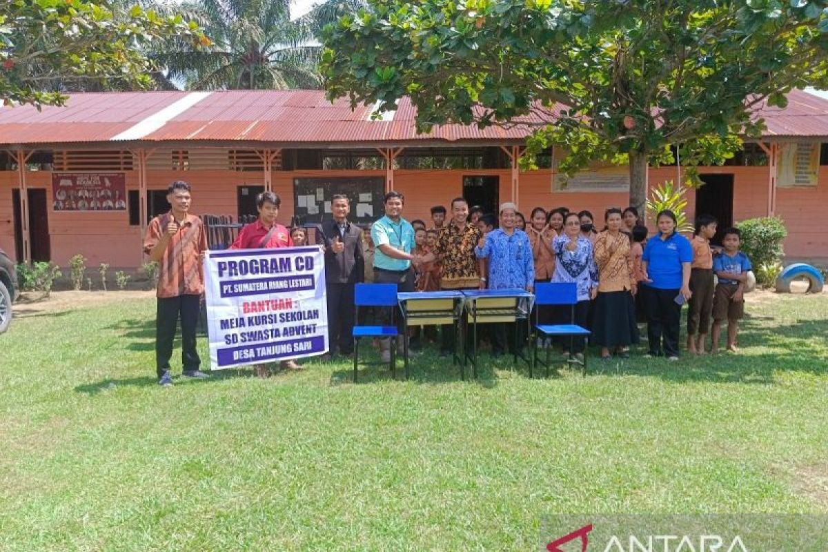 SD Swasta Advent Tanjung Sari terima bantuan meja dan kursi dari PT SRL