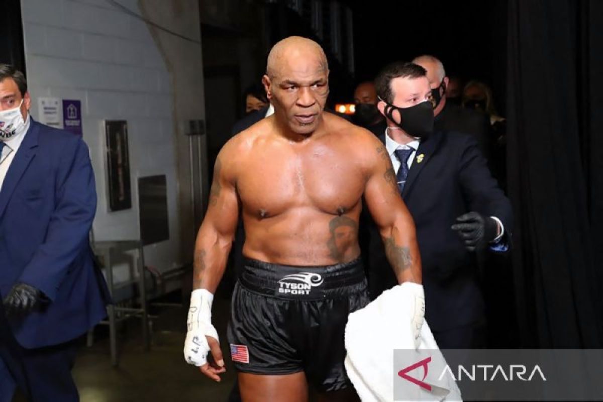 Mike Tyson sakit duel tinju melawan Jake Paul ditunda