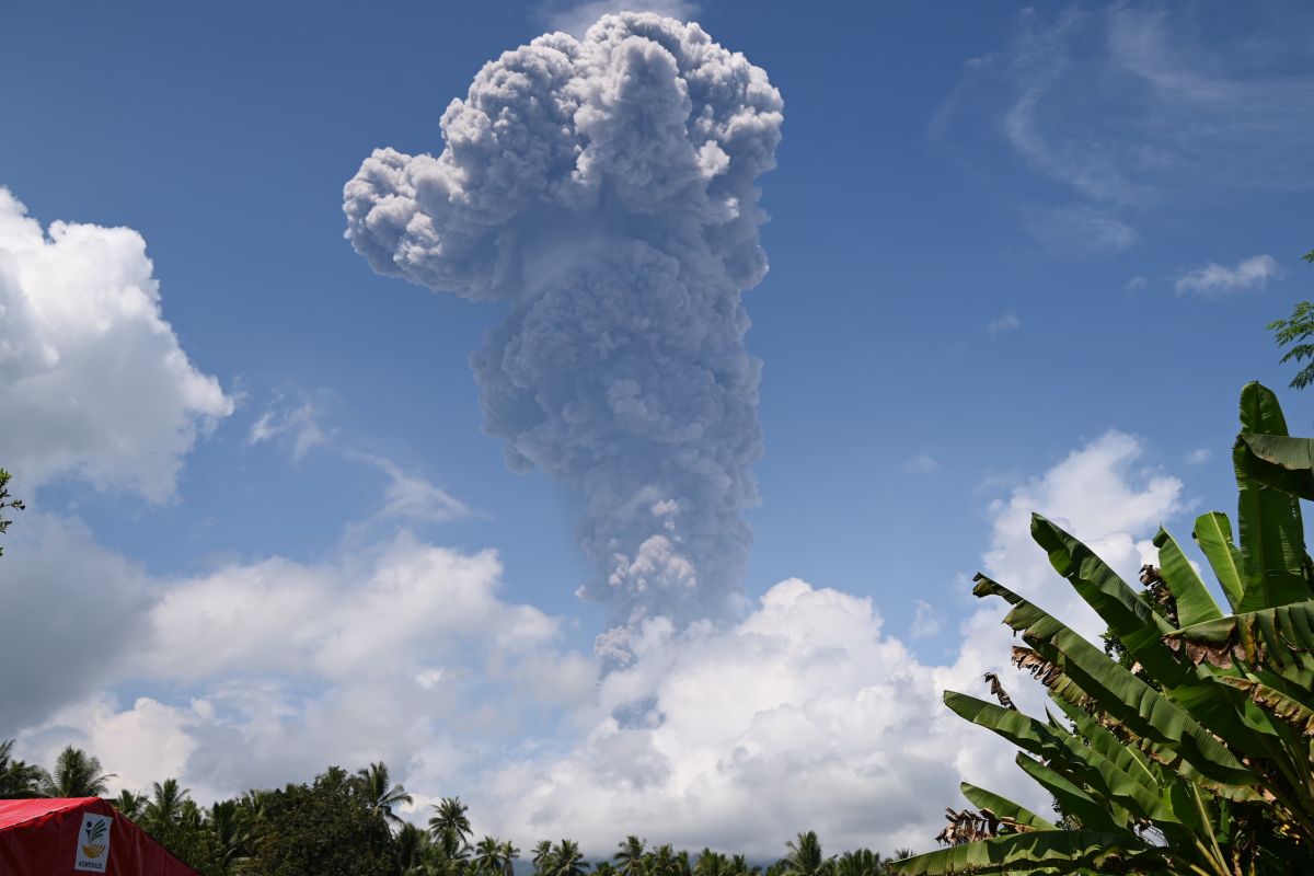 Gunung Ibu, Maluku Utara, semburkan abu tinggi - ANTARA News Yogyakarta ...