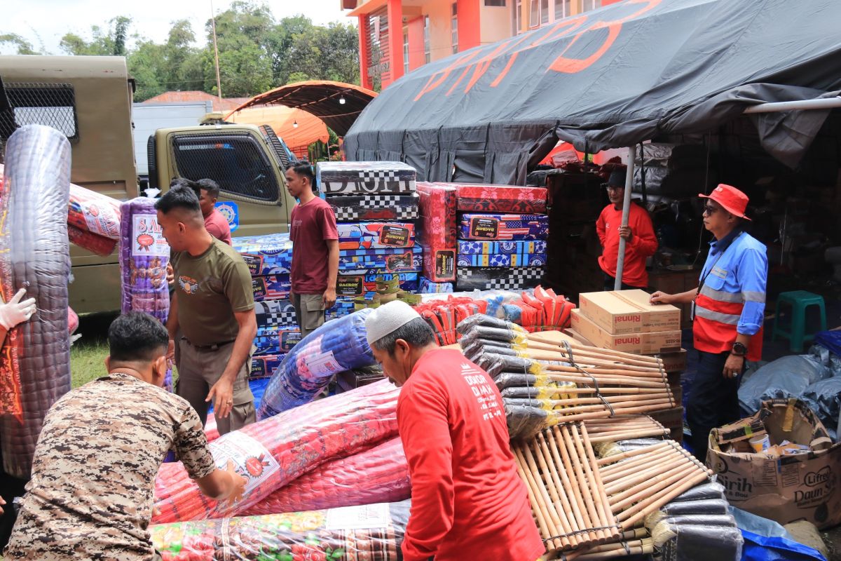 PT SEML Solok Selatan salurkan bantuan ke korban banjir lahar dinginAgam